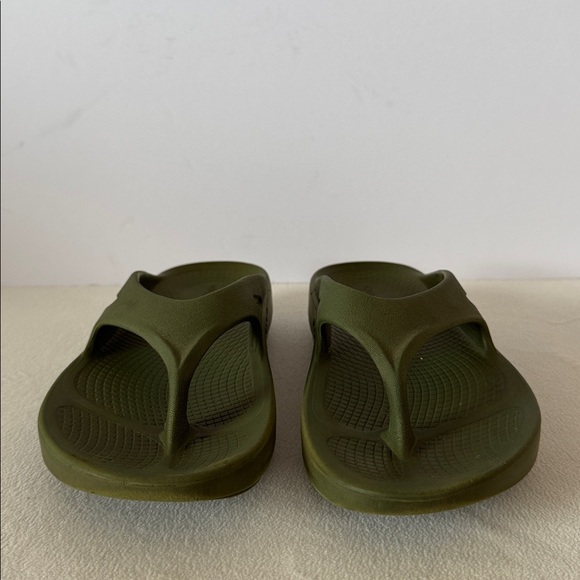OOFOS flip flops - Picture 3 of 11